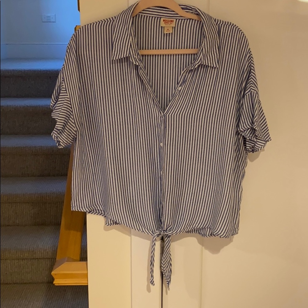 EUC Mossimo Top with flutter sleeves and tie